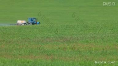 农用拖拉机在田间喷洒农药